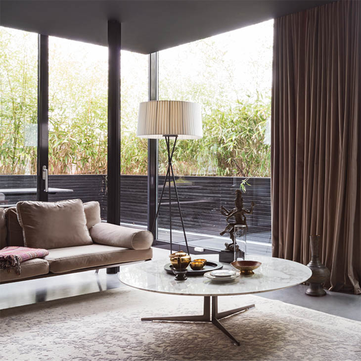 modern living room featuring a flexform fly coffee table