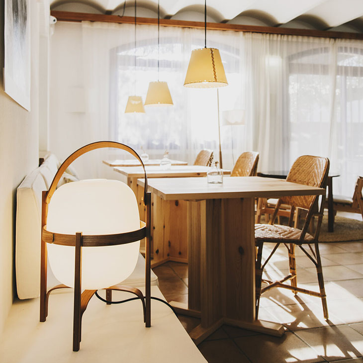 santa & cole cesta table lamp in situ