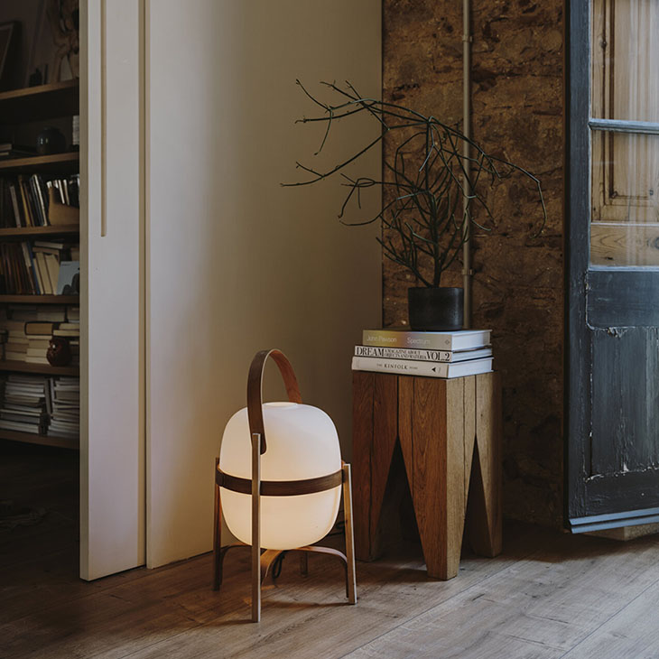 santa & cole cesta table lamp in situ