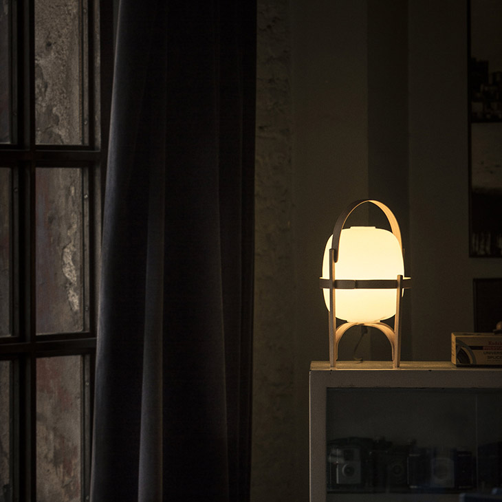 santa & cole cestita table lamp in situ