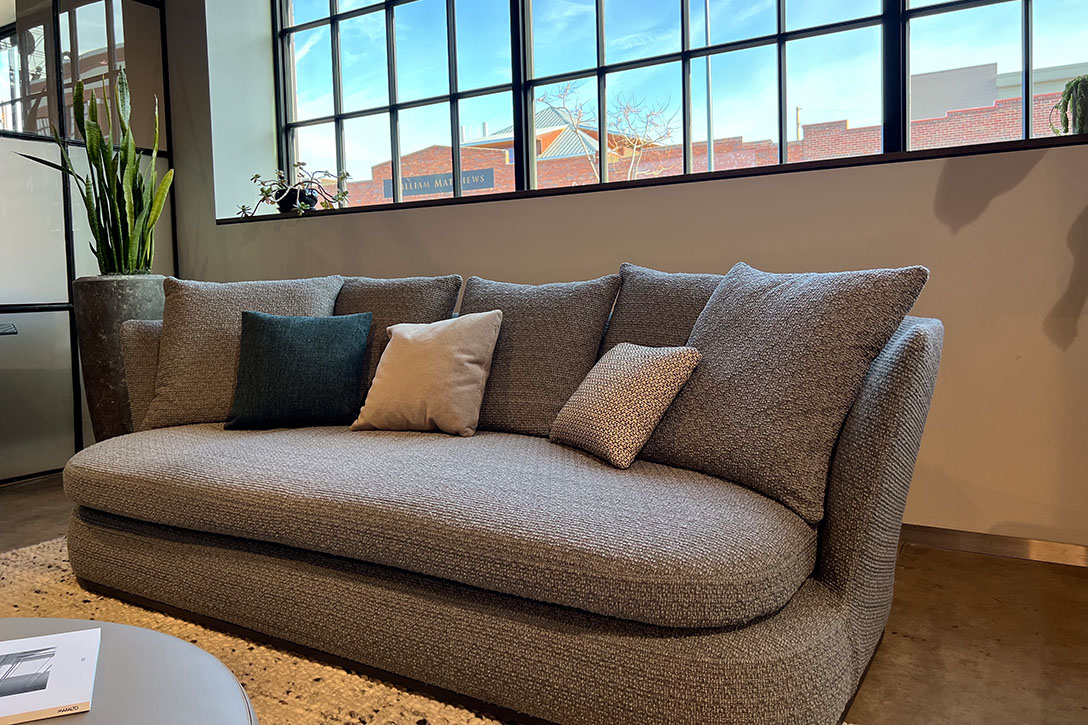 maxalto apollo sofa floor sample sale