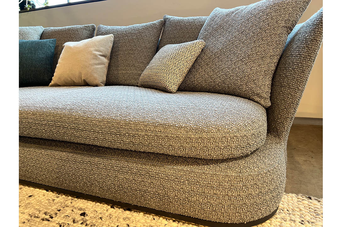 maxalto apollo sofa floor sample sale