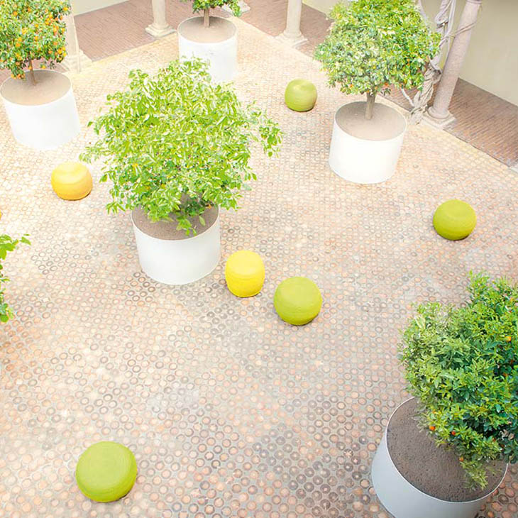 paola lenti otto outdoor poufs in situ